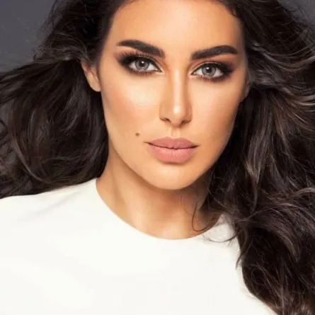 ياسمين صبري بإطلالات باللون الابيض لأزياء ما قبل خريف 2019