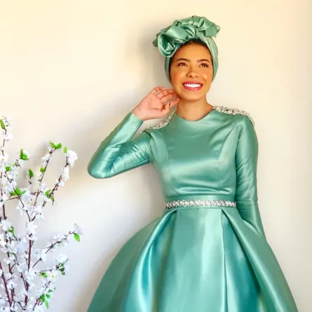 فساتين ساتان ناعمة للمحجبات من الفاشينيستا