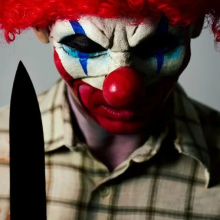 المهرج القاتل... يلعب بسكين مطبخ ويُثير الرعب بين الأطفال