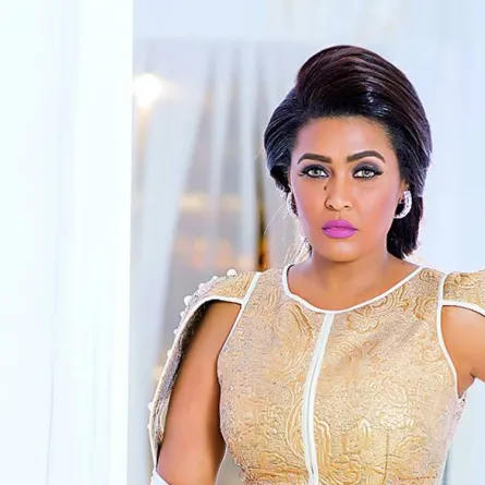 بالفيديو.. مخمور يحاول الاعتداء على الفنانة وعد في لندن 