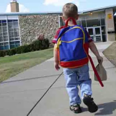 أم تتخلى عن طفلها وضرتها تنقذه من التشرد