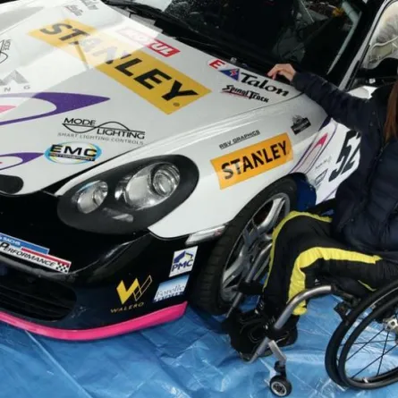 إمرأة تشارك في سباق رالي السيارات رغم إصابتها بالشلل الرباعي