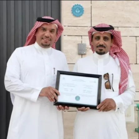 «البناء المستدام» يسلم أول شهادة للجودة إلى مواطن