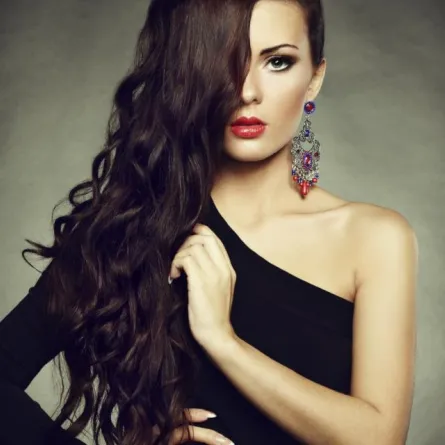 مكياج سهرة قوي يناسب الفستان الأسود من وحي النجمات