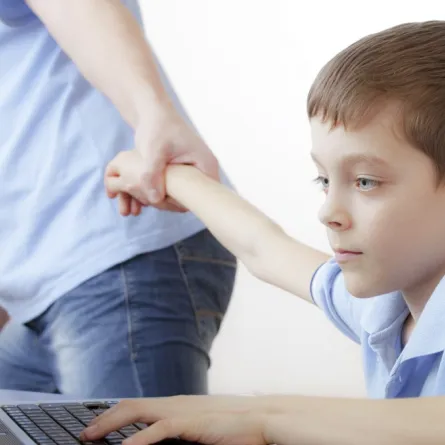 العلاقة بين إدمان النت واضطراب سلوك الأطفال