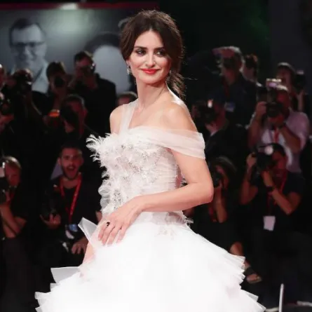 إطلالات النجمات في مهرجان البندقية مستمرة وبينيلوبي كروز مبهرة بالأبيض