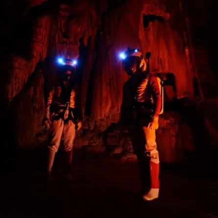 شاهد.. كهف إسباني يتيح للسياح تجربة الحياة على المريخ