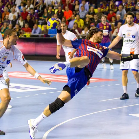 أول مباراة دولية بكرة اليد وأول بطولة عالمية ومن ابتكرها؟