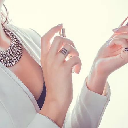 أجمل العطور الخريفية بنغمات دافئة تدوم طويلاً