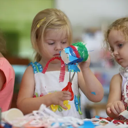 أعدي مع طفلك هدايا لزملاء الصف في بداية العام الدراسي