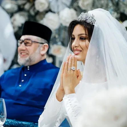 ملك ماليزيا السابق يعبر عن ندمه على زواجه من ملكة جمال موسكو السابقة أوكسانا فيوفودينا