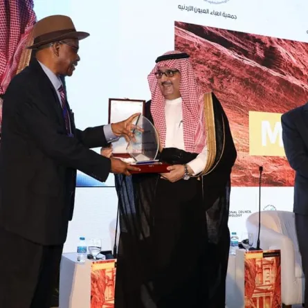 توزيع الدروع والجوائز التذكارية.jpg