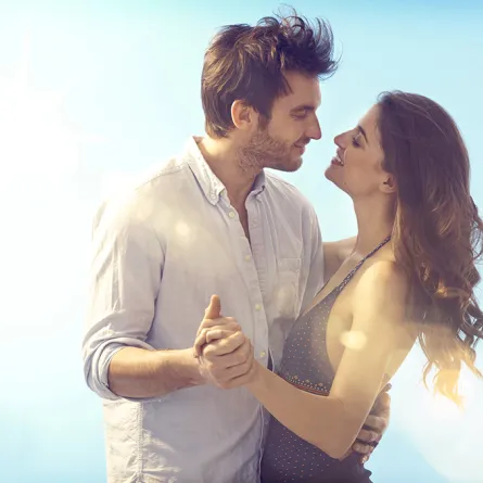 القبلات تؤثر على 9 أشياء في نوعية حياتكما