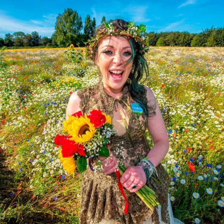 امرأة بريطانية تتزوج من شجرة وتغير عائلتها على اسم زوجها الجديد