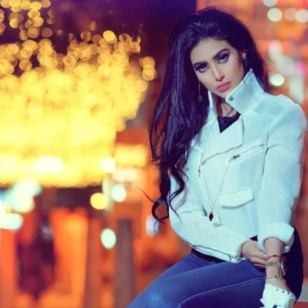 شيلاء سبت في ملابس سبور تناسب إطلالات الجامعة