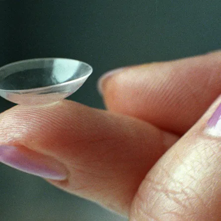 تحذير طبي .. العدسات اللاصقة قد تسبب العمى