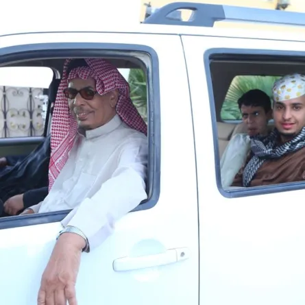 الفنان علي المدفع على السرير الأبيض