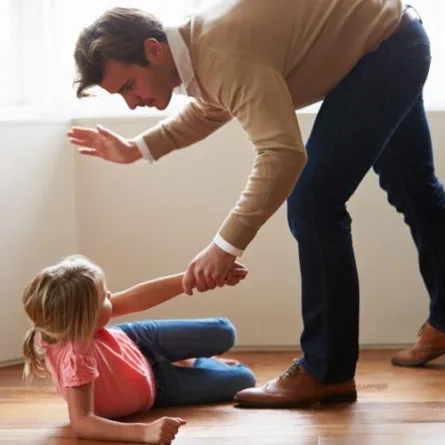 زوجان يعذبان أطفالهما بالتبني.. وفيديو لهذه الجرائم يقودهما إلى السجن