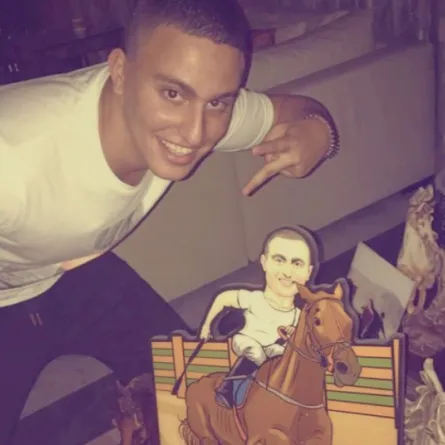 ياسين السقا يضع والده في موقف محرج بسبب صورة مع فتيات بملابس جريئة