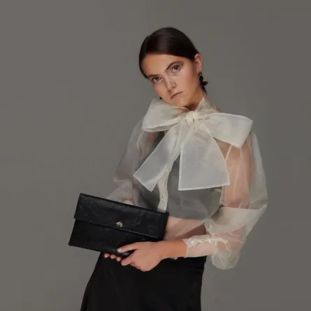 المصممة السعودية سجى اليوسف تجمع بين تصاميم الازياء والحقائب والمجوهرات 