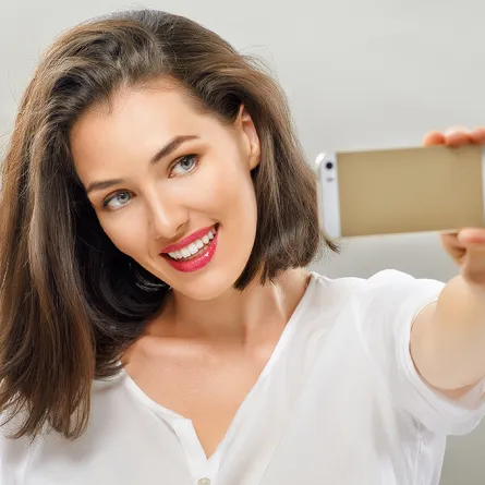 لماذا نُركّز لا إرادياً في «السيلفي» على يسار الوجه؟