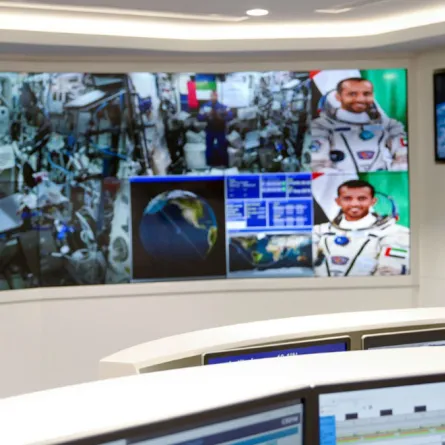 حاكم دبي يجري اتصالاً بالفيديو مع رائد الفضاء الإماراتي