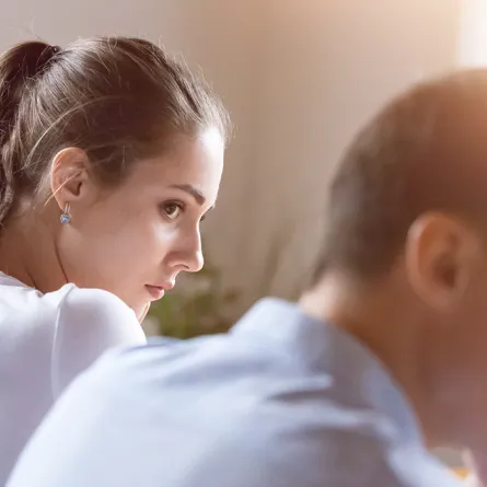 5 أسباب نفسية للمبالغة في الغيرة الزوجية