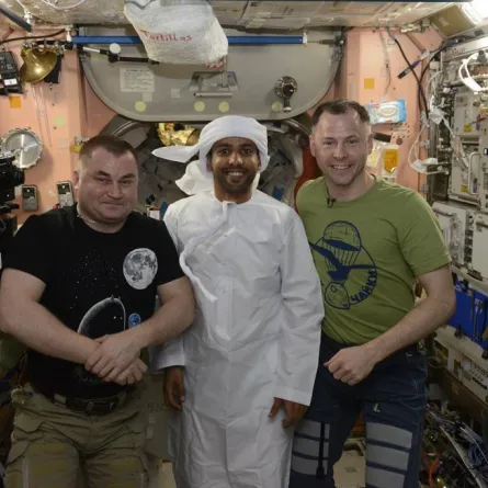 هزاع المنصوري أول شخص يرتدي الثوب الخليجي في الفضاء