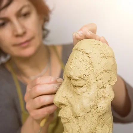 النحت فن كلاسيكي تمكنت المرأة السعودية من وضع بصمتها فيه