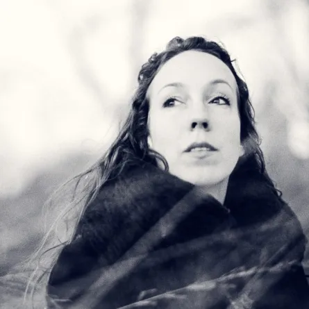 خلال أسبوع الموضة العربي.. لقاء مع مصممة الازياء «آيرز فان هيربين»