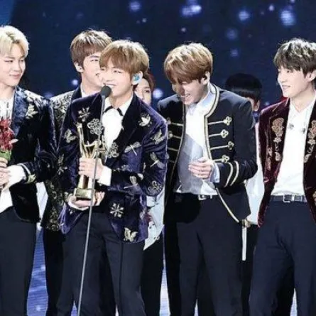 سنة حلوة يا جميل... فريق BTS يحتفل بعيد ميلاد صديقهم بالعربي