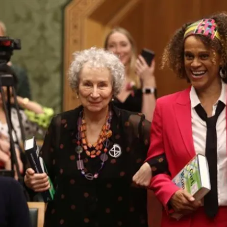 «مارغريت آتوود» و«برناردي إيفاريستو» تتقاسمان جائزة البوكر لعام 2019