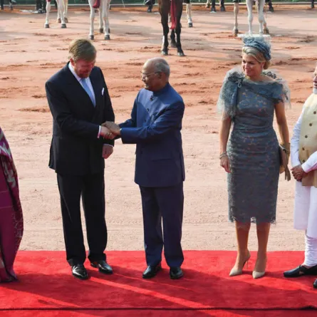 إطلالة غير مناسبة لزوجة ملك هولندا في زيارتهما للهند