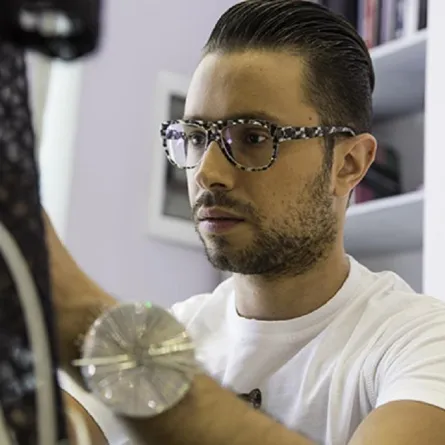 المصمم اللبناني رامي قاضي: أبتكر خاماتي بنفسي ولا حدود لأفكاري