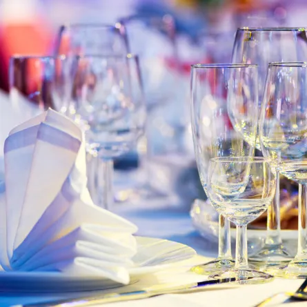 فن ترتيب الصحون والملاعق على الطاولة