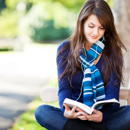 عادات خاطئة للمراهقات تصيبهن بمشاكل الفقرات والانزلاق الغضروفي