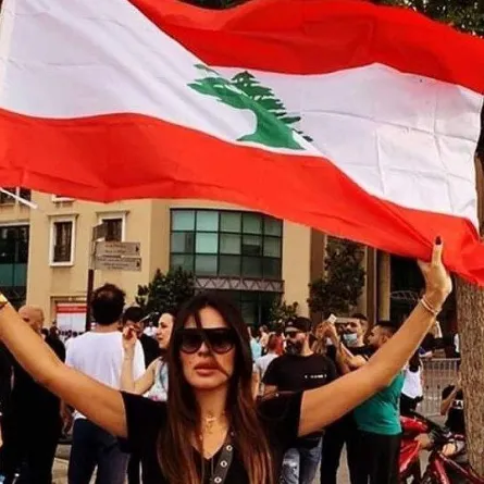 نجوم لبنان يتظاهرون :نادين نجيم غاضبة ونادين الراسي تشعل النار