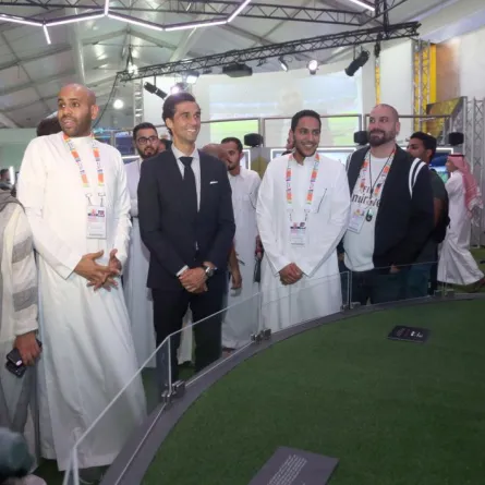 نجم ريال مدريد يفتتح معرض النادي الإسباني في رياض ونتر لاند