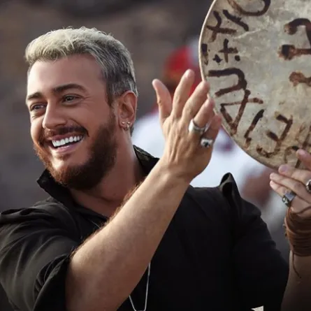 فيديو... سعد المجرد يهدي سلام بنكهة التراث المغربي 