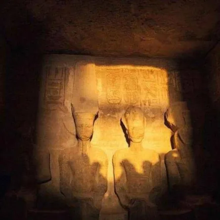 الشمس تسقط على وجه الملك رمسيس بظاهرة فرعونية تتكرر منذ 3000 عام