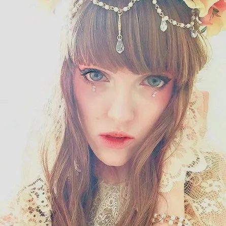 أمريكية تنفق عشرات آلاف الدولارات حتى تتحول إلى دمية بشرية