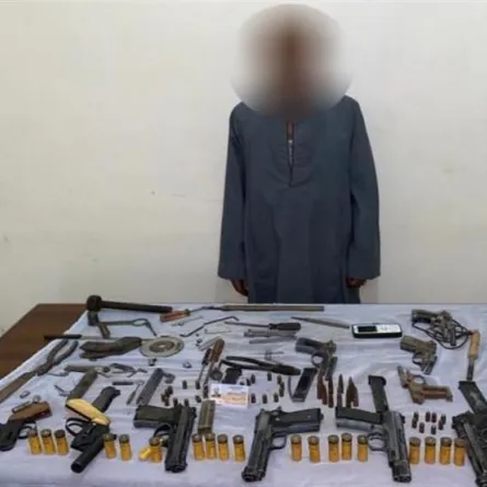 سكرتير مدرسة في الصباح وبالليل صانع أسلحة نارية!