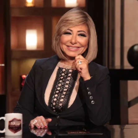  لميس الحديدي تتعرض لموقف محرج وكريم عبد العزيز ينقذها على الهواء