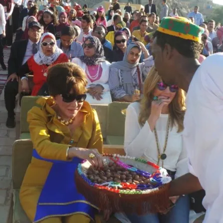 تكريم لبنى عبد العزيز في افتتاح مهرجان الفنون والفلكلور الأفروصيني