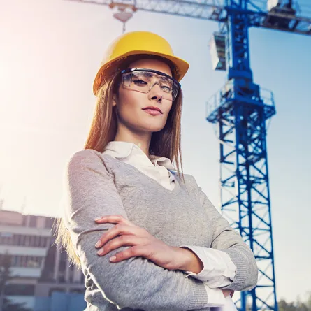 ‎3 فتيات سعوديات يخضن أعمال البناء والترميم