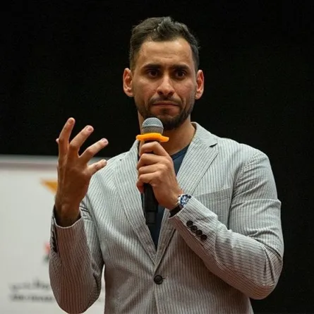 معرض الشارقة للكتاب يحتفي بـ"صانع التغيير" معتز مشعل