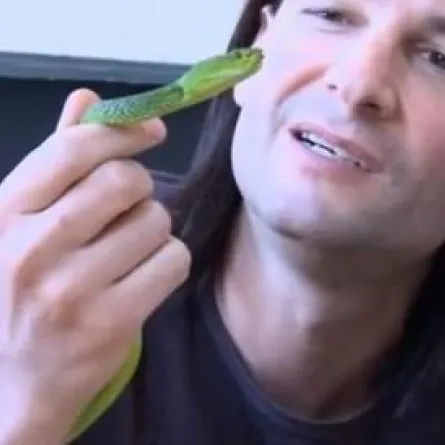 ظل يحقن نفسه بسم أخطر الأفاعي لمدة 30 عاماً ولم يصب بأذى