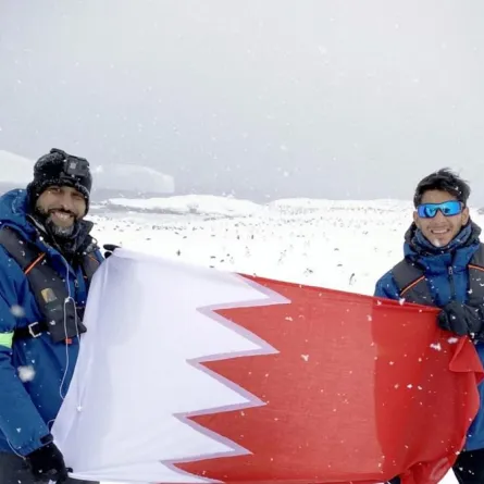 بحرينيان يرفعان علم البحرين في القارة القطبية الجنوبية