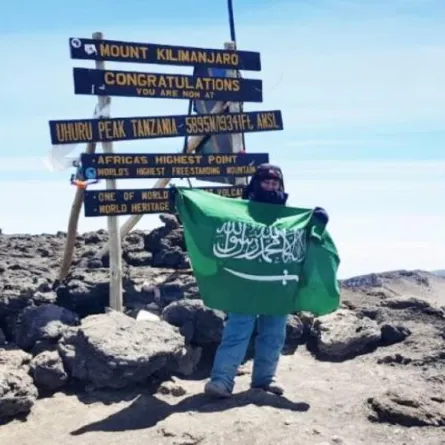 السعودية حنان آشي ترفع العلم السعودي فوق قمة كليمنجارو
