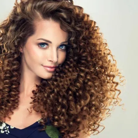 روتين العناية بالشعر المجعد حفاظا على لمعيته